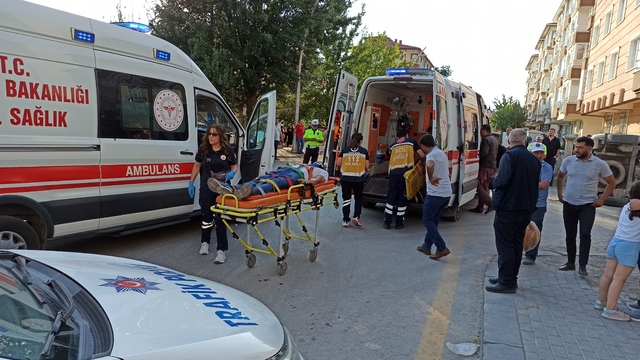 Ankara'da hafif ticari araçların çarpıştığı kazada 2 kişi yaralandı