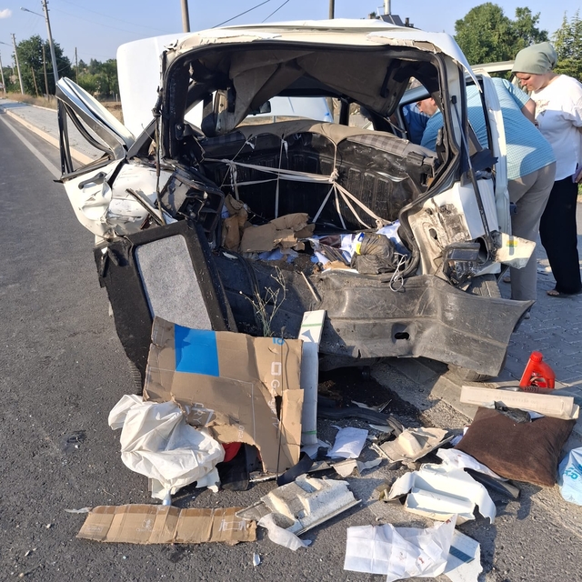 Konya'da minibüsün otomobile arkadan çarpması sonucu 3 kişi yaralandı