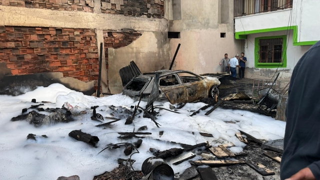 Odunlukta çıkan yangında 2 itfaiye eri ve 1 hamile kadın dumandan etkilendi