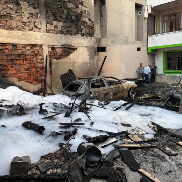 Odunlukta çıkan yangında 2 itfaiye eri ve 1 hamile kadın dumandan etkilendi