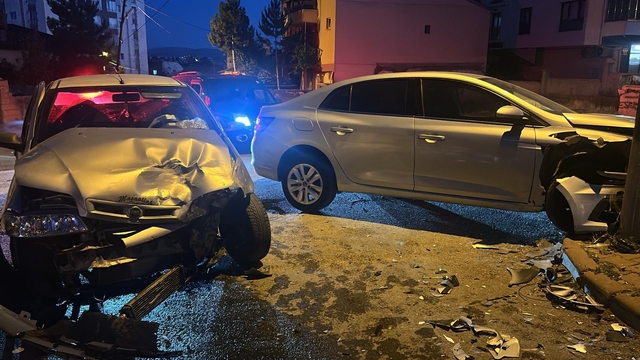 Sivas'ta iki otomobilin çarpıştığı kazada 6 kişi yaralandı