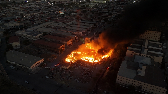 İzmir'de korkutan yangın havadan görüntülendi
