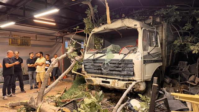 Hatay'da kamyonun restoran bahçesine düşmesi sonucu 2 kişi yaralandı