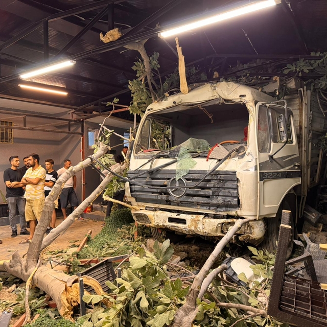Hatay'da kamyonun restoran bahçesine düşmesi sonucu 2 kişi yaralandı