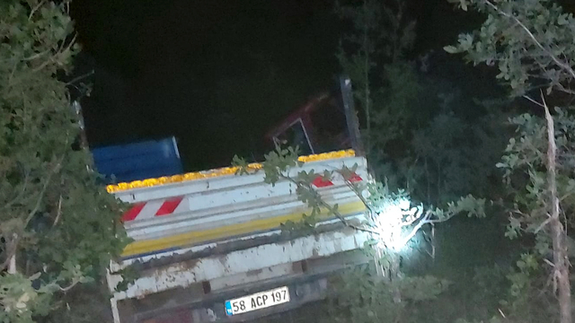 Sivas'ta şarampole devrilen kamyondaki 3 kişi yaralandı