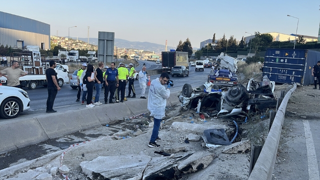 Kocaeli'de iki otomobil ve TIR çarpıştı; 5 ölü, 1 yaralı (2)