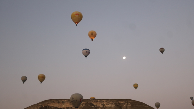 Sıcak hava balonları, Türk bayrağı ve şehit Ömer Halisdemir pankartı ile havalandı