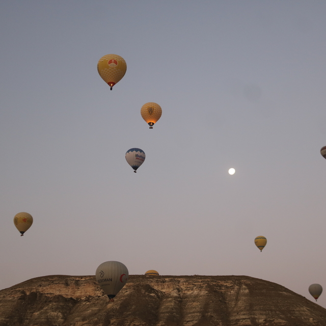Sıcak hava balonları, Türk bayrağı ve şehit Ömer Halisdemir pankartı ile ha...