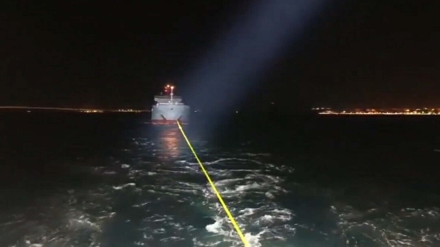 Çanakkale Boğazı'nda arızalanan gemi, römorkörle yedeklenerek demirletildi