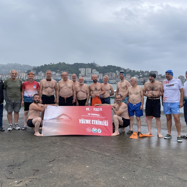 15 Temmuz şehitleri anısına Karadeniz'de kulaç attılar