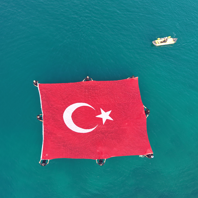 Denizde Türk bayraklı '15 Temmuz' farkındalığı