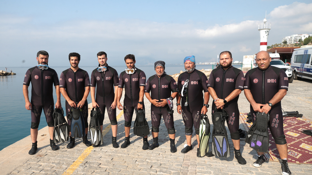 Antalya'da 15 Temmuz dolayısıyla denizde Türk bayrağı açıldı