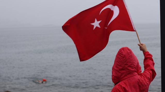 Dalgalı denizde şehitler anısına kulaç attılar