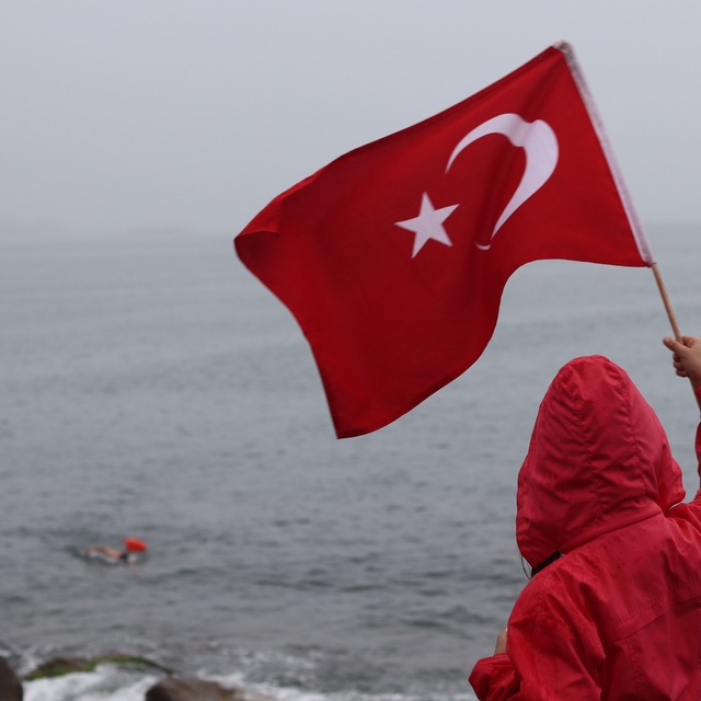 Dalgalı denizde şehitler anısına kulaç attılar