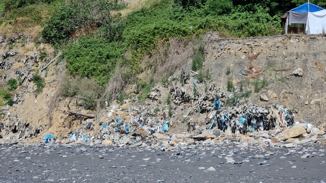 2009'da kapatılan çöplüğün atıkları dalgalarla sahile vuruyor