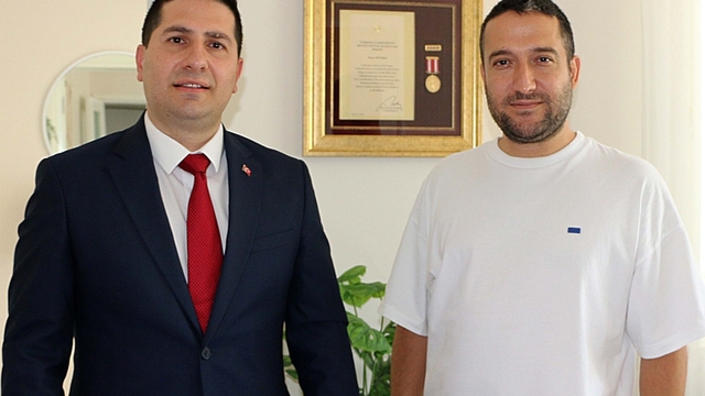 Sakarya İl Sağlık Müdürü Özdemir, 15 Temmuz'da ameliyatına girdiği gaziyi ziyaret etti