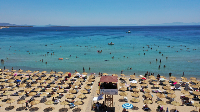 Kuşadası ve Didim'in sahillerinde 39 mavi bayrak dalgalanıyor
