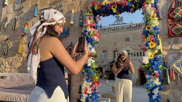 Termometrelerin 40 derecenin üzerinde gösterdiği Midyat'a, sıcağa rağmen turist akını