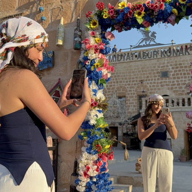 Termometrelerin 40 derecenin üzerinde gösterdiği Midyat'a, sıcağa rağmen tu...