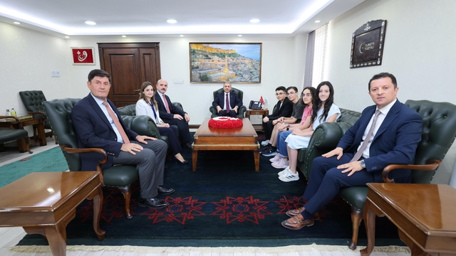 Mardin Valisi Akkoyun, LGS sınavında tam puan alan öğrencileri ağırladı