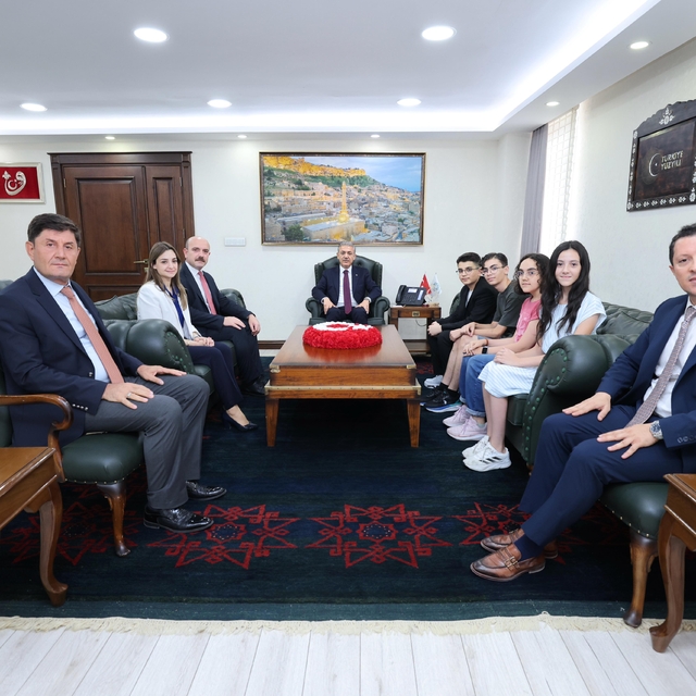 Mardin Valisi Akkoyun, LGS sınavında tam puan alan öğrencileri ağırladı