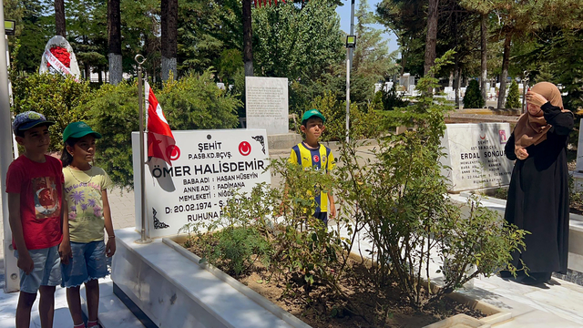 Şehadetinin 9'uncu yılında Ömer Halisdemir'in kabrine ziyaretçi akını