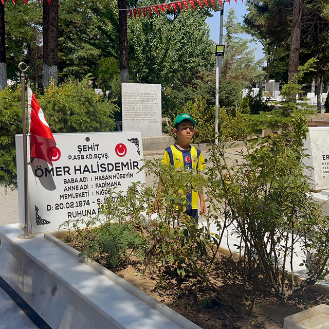 Şehadetinin 9'uncu yılında Ömer Halisdemir'in kabrine ziyaretçi akını