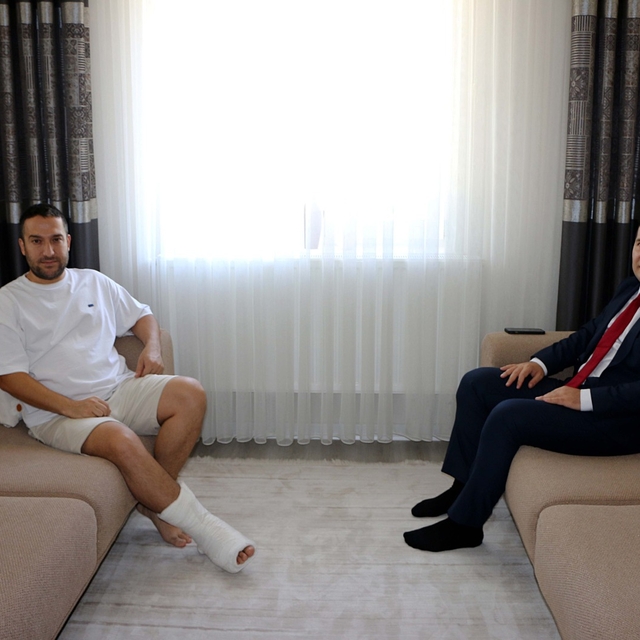 Sağlık İl Müdürü Özdemir'den 15 Temmuz gecesi ameliyatına girdiği gazi Önko...