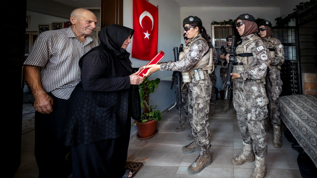 15 Temmuz şehidi özel harekat polisinin ailesine, silah arkadaşlarından ziyaret