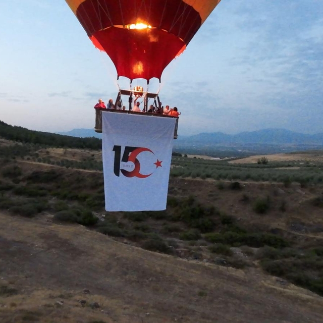Pamukkale'de sıcak hava balonları Türk bayraklarıyla gökyüzünde süzüldü