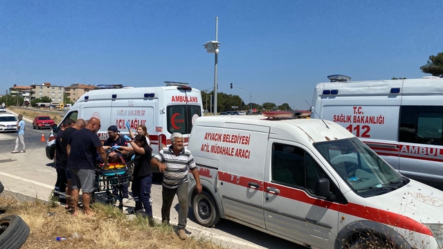 Çanakkale'de otomobil motosiklete çarpıp takla attı, 3 kişi yaralandı