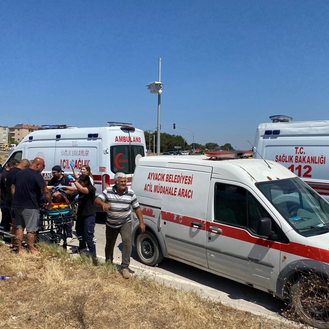 Çanakkale'de otomobil motosiklete çarpıp takla attı, 3 kişi yaralandı