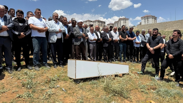 Van'daki silahlı saldırıda hayatını kaybeden babanın cenazesi Hakkari'de defnedildi