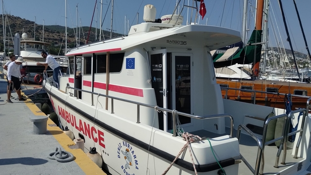 Bodrum'da gezi teknesinde düşerek yaralanan personel deniz ambulansıyla tahliye edildi