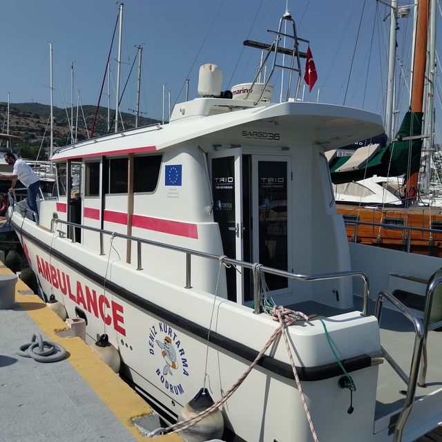Bodrum'da gezi teknesinde düşerek yaralanan personel deniz ambulansıyla tah...