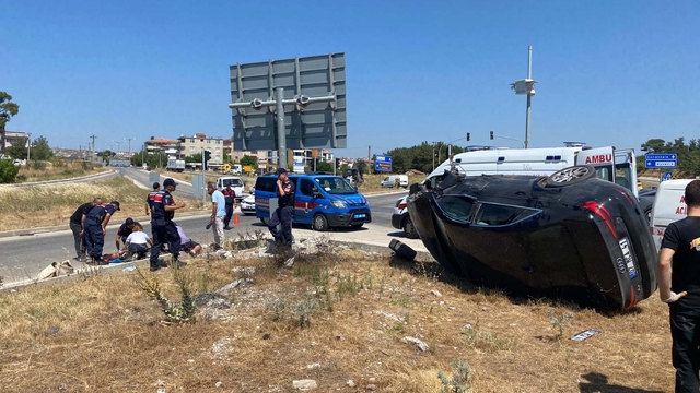 Çanakkale'de motosikletle otomobil çarpıştı: 1'i ağır 2 yaralı