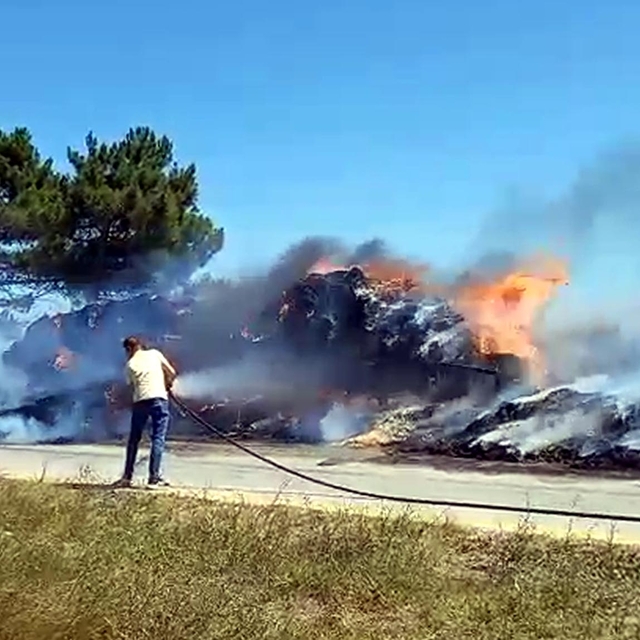 Saman yüklü römorkta çıkan yangın tarlaya sıçradı
