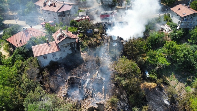GÜNCELLEME - Antalya'da otluk alanda çıktıktan sonra evlere sıçrayan yangın söndürüldü