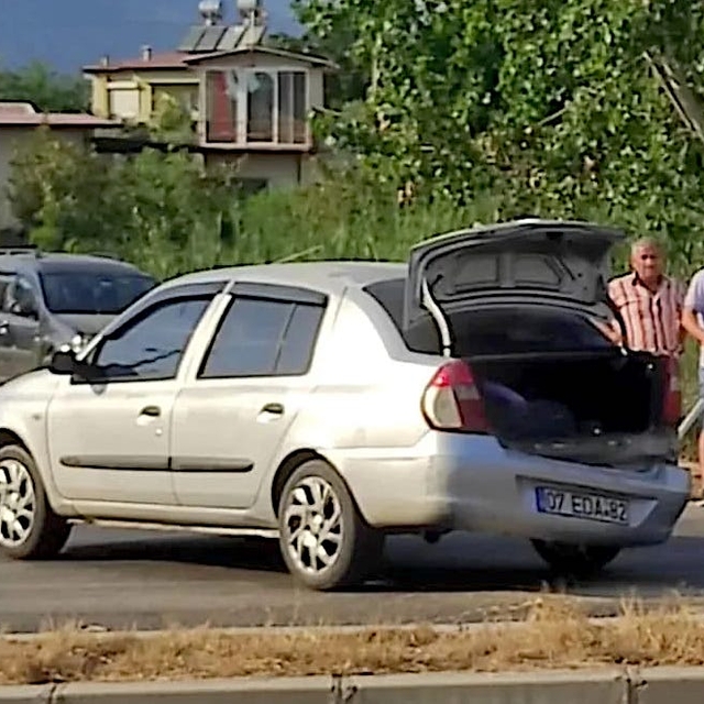 Mersin'de birbirlerinin araçlarına kasıtlı çarpıp kavga eden 5 kişi gözaltı...