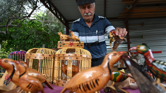 Emekliliğini ahşaptan süs ve mutfak eşyaları yaparak geçiriyor