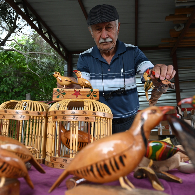 Emekliliğini ahşaptan süs ve mutfak eşyaları yaparak geçiriyor
