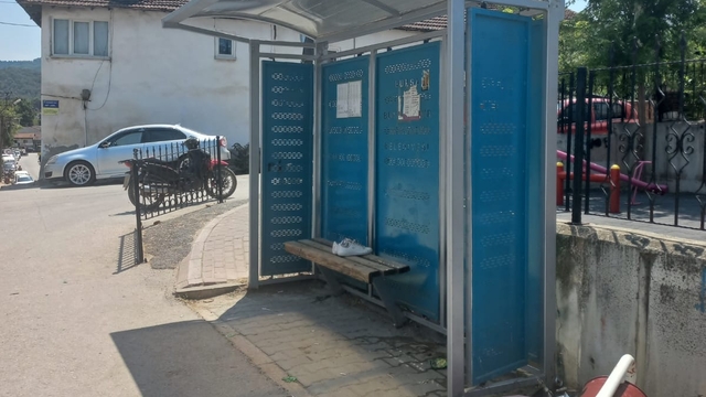 Otobüs durağına çarpan motosikletin sürücüsü yaralandı