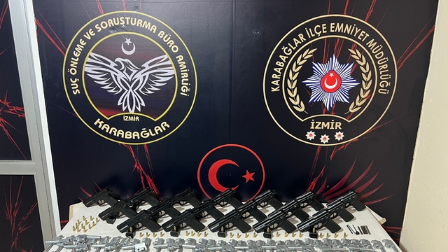 İzmir'de silah kaçakçılığı operasyonunda baba ve 2 oğlu yakalandı