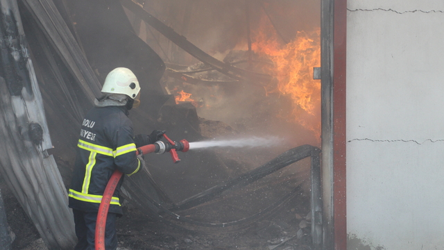 Bolu'da medikal malzeme üretilen fabrikada çıkan yangın kontrol altında (3)