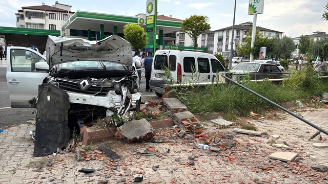 Elazığ'da otomobil ile hafif ticari aracın çarpıştığı kazada 3 kişi yaralandı