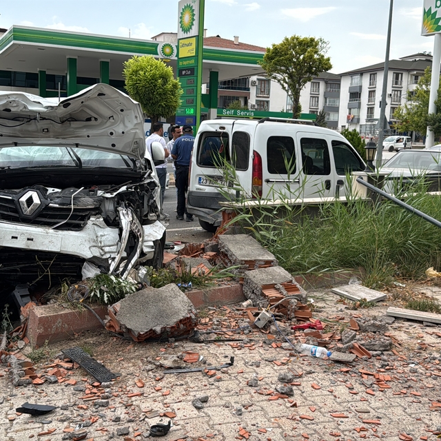 Elazığ'da otomobil ile hafif ticari aracın çarpıştığı kazada 3 kişi yaralan...