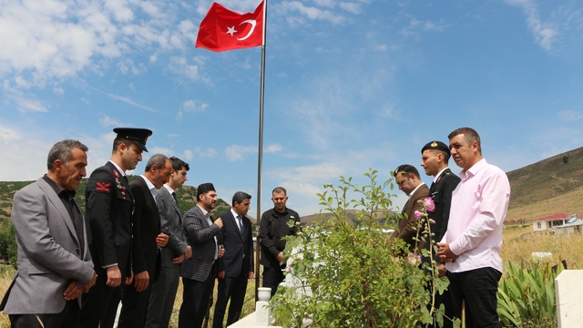 Karlıova'da şehit kabirleri ziyaret edildi, mevlit okutuldu