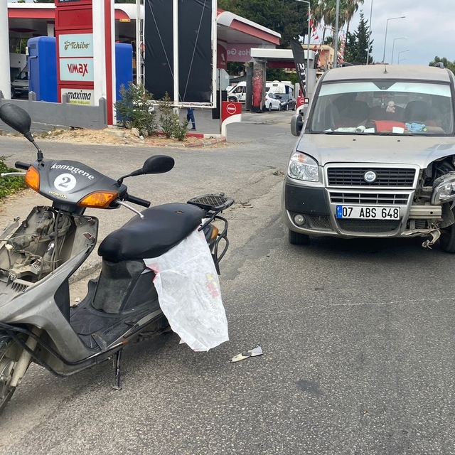 Antalya'da hafif ticari araç ile motosikletin çarpıştığı kaza güvenlik kame...