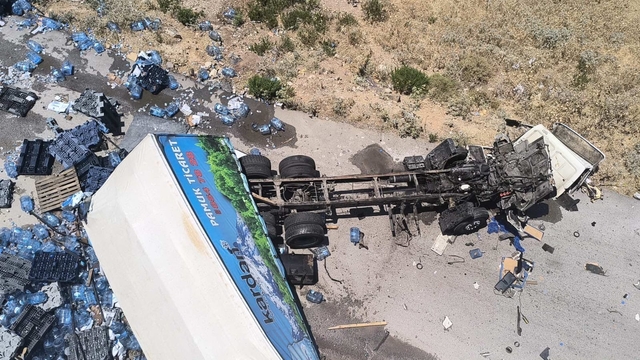 İzmir'de viyadükten düşen tırın sürücüsü son anda araçtan atlayarak kurtuldu