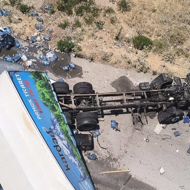 İzmir'de viyadükten düşen tırın sürücüsü son anda araçtan atlayarak kurtuld...